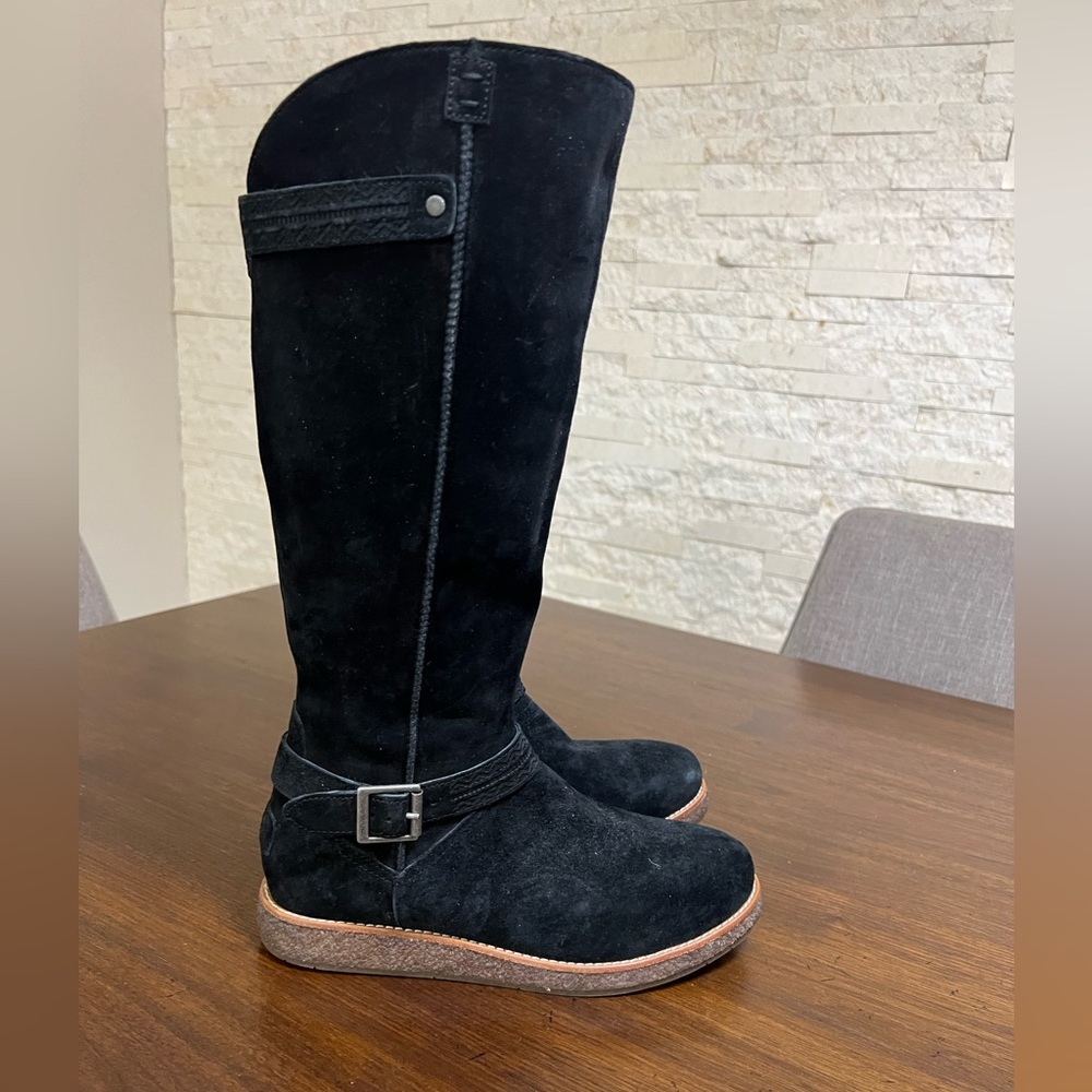 Uggs suede boots